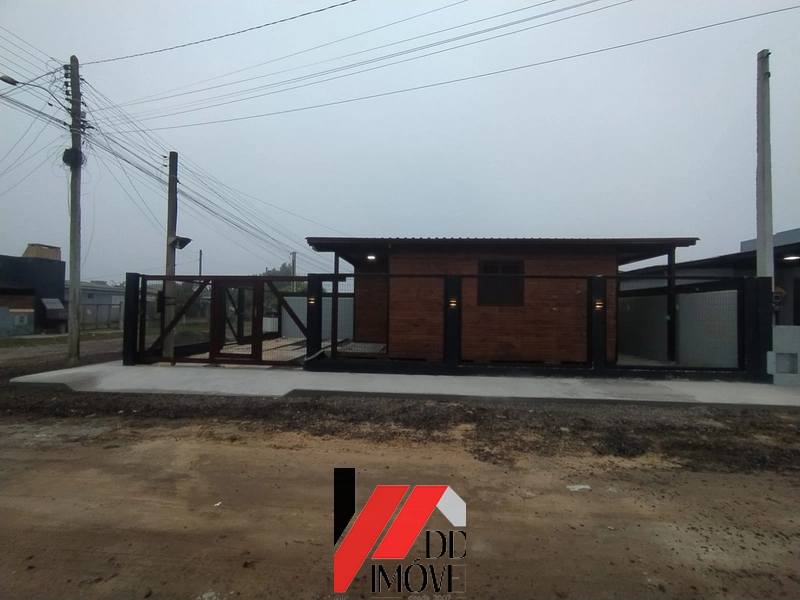 CASA DE MADEIRA DE ESQUINA A VENDA EM CAPÃO DA CANOA: 2ª foto da galeria de imagens do imóvel