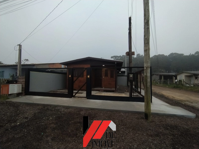 CASA DE MADEIRA DE ESQUINA A VENDA EM CAPÃO DA CANOA: 3ª foto da galeria de imagens do imóvel