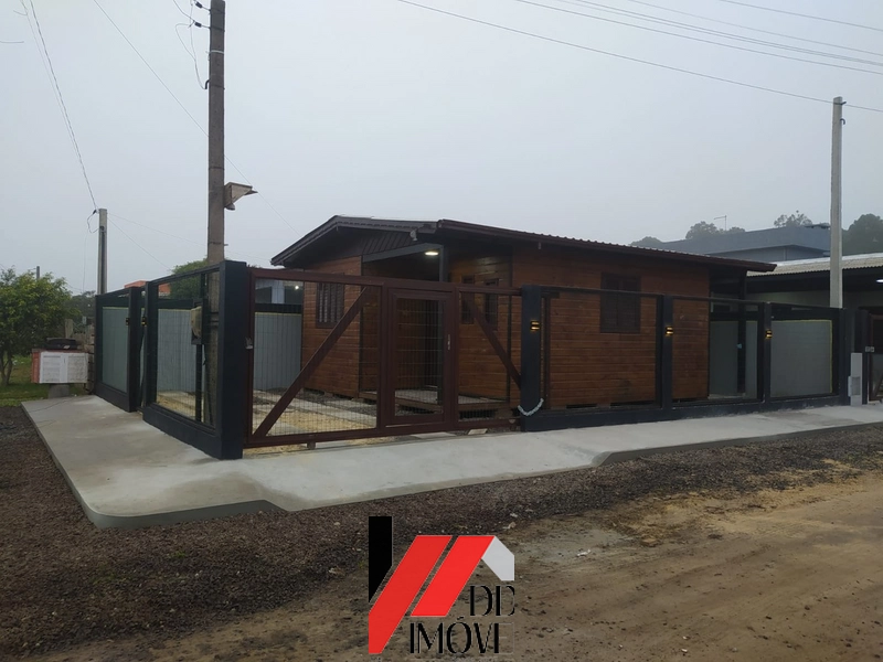CASA DE MADEIRA DE ESQUINA A VENDA EM CAPÃO DA CANOA: 1ª foto da galeria de imagens do imóvel