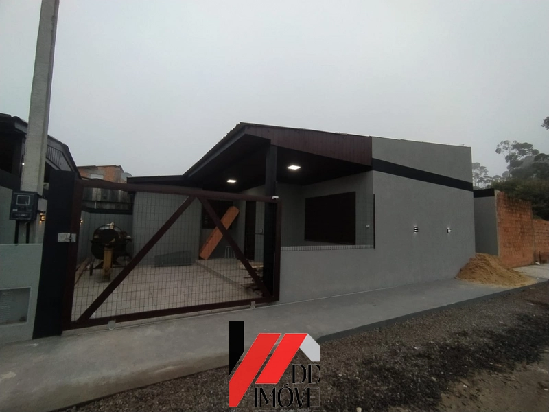 CASA EM MEIO TERRENO EM CAPÃO DA CANOA: 1ª foto da galeria de imagens do imóvel