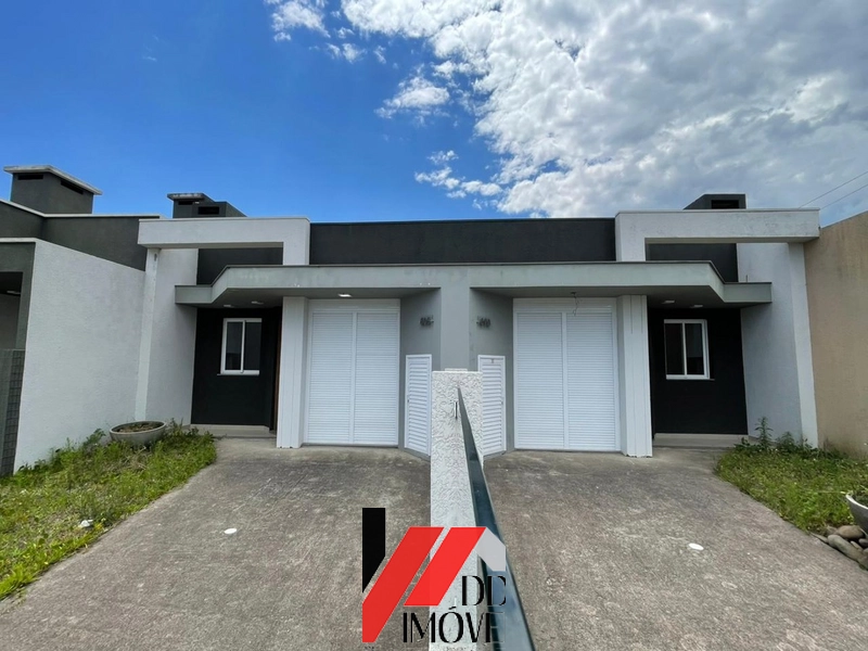 CASA A VENDA A UMA QUADRA DO MAR!!