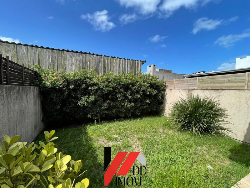 CASA A VENDA COM PÁTIO FRENTE E FUNDOS!!: 8ª foto da galeria de imagens do imóvel