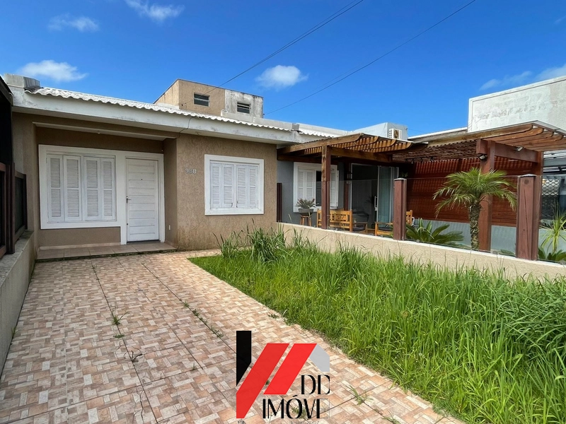 CASA A VENDA COM PÁTIO FRENTE E FUNDOS!!