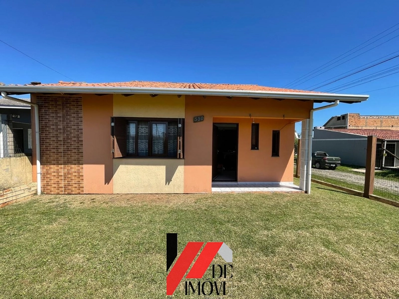 CASA DE ESQUINA EM TERRENO INTEIRO - 2 QUADRAS DO MAR