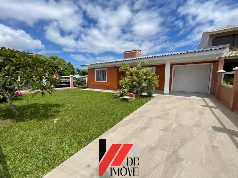 CASA DE ESQUINA EM TERRENO AMPLO - LADO MAR