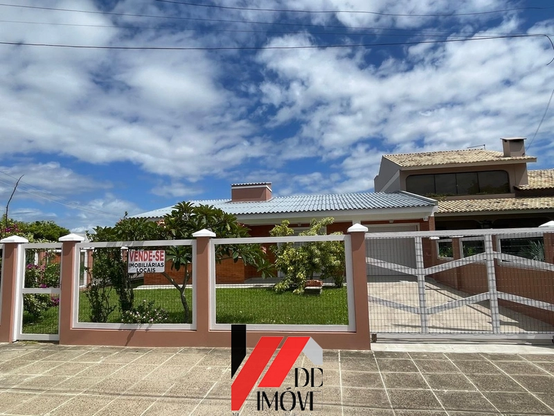 CASA DE ESQUINA EM TERRENO AMPLO - LADO MAR: 2ª foto da galeria de imagens do imóvel