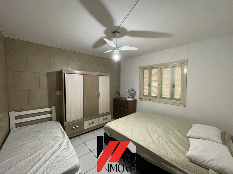 CASA COM 2 TERRENOS, PISCINA. 2 QUADRAS DO MAR: 13ª foto da galeria de imagens do imóvel