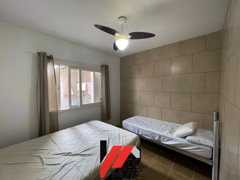 CASA COM 2 TERRENOS, PISCINA. 2 QUADRAS DO MAR: 8ª foto da galeria de imagens do imóvel