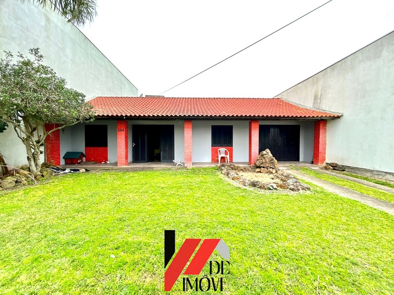 CASA A VENDA A 130 METROS DO MAR!!