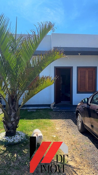 CASA COM PISCINA A UMA QUADRA DO MAR
