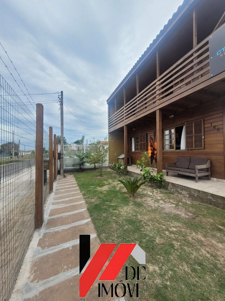 SOBRADO AMPLO A DUAS QUADRAS DO MAR COM QUADRA DE  ESPORTES: 2ª foto da galeria de imagens do imóvel