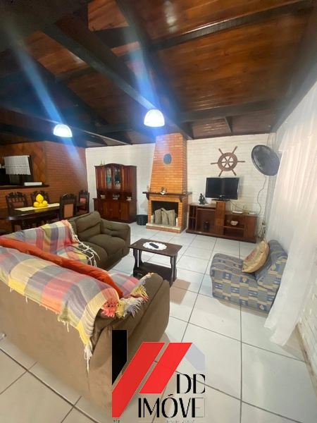 CASA AMPLA COM  4 DORMITÓRIOS A POUCOS METROS DO MAR!!!: 3ª foto da galeria de imagens do imóvel