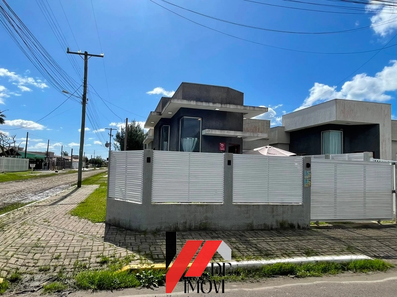 CASA DE ESQUINA A POUCOS METROS DO MAR!!: 2ª foto da galeria de imagens do imóvel