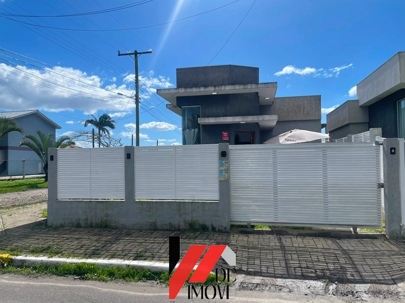CASA DE ESQUINA A POUCOS METROS DO MAR!!: 1ª foto da galeria de imagens do imóvel