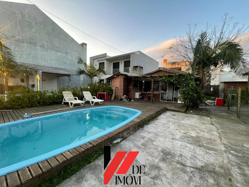 CASA COM PISCINA 2 QUADRA DO MAR!!!