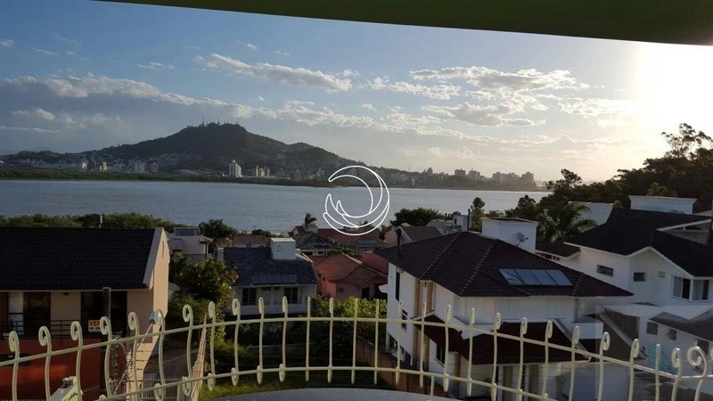 Casa com 4 dormitórios e 3 suítes em Florianópolis: 1ª foto da galeria de imagens do imóvel