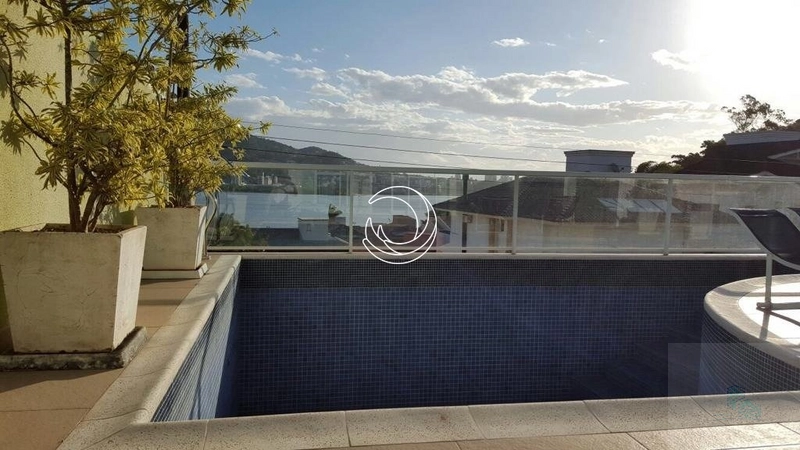 Casa com 4 dormitórios e 3 suítes em Florianópolis: 4ª foto da galeria de imagens do imóvel