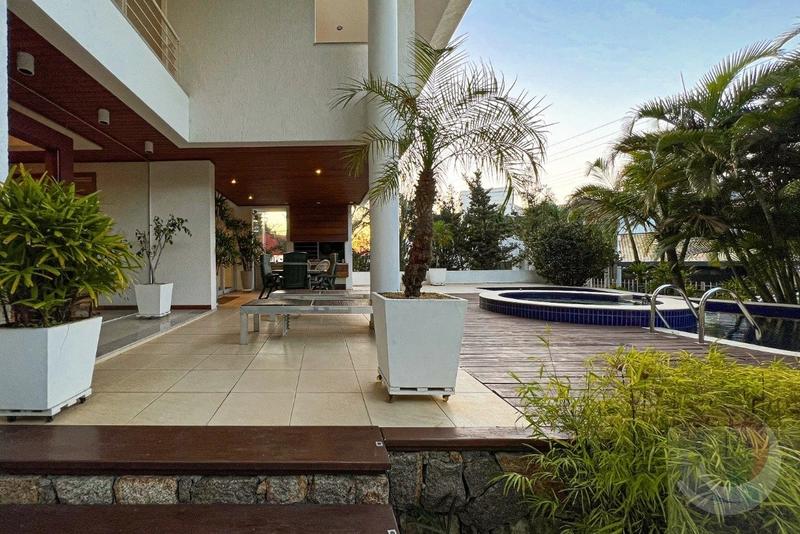 Casa de luxo com 5 dormitórios e 4 suítes em Florianópolis: 2ª foto da galeria de imagens do imóvel