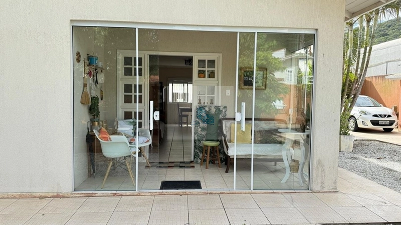 Casa residencial com 3 quartos em Sambaqui: 15ª foto da galeria de imagens do imóvel