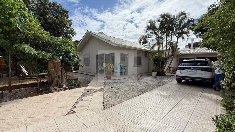 Casa residencial com 3 quartos em Sambaqui: 13ª foto da galeria de imagens do imóvel