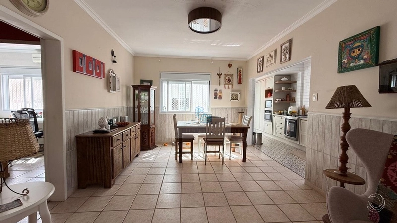 Casa residencial com 3 quartos em Sambaqui: 2ª foto da galeria de imagens do imóvel