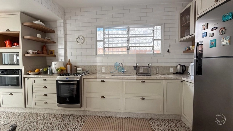 Casa residencial com 3 quartos em Sambaqui: 8ª foto da galeria de imagens do imóvel