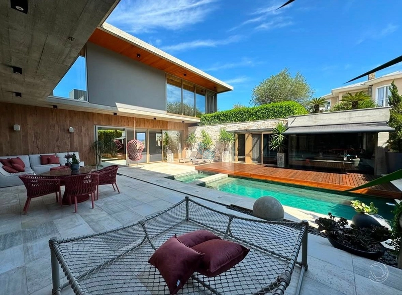 Casa Alto Padrão com 4 suítes em Cacupé: 3ª foto da galeria de imagens do imóvel
