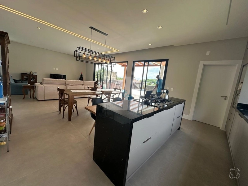 Casa Resdencial de 332m² com4 quartos em Cacupé: 8ª foto da galeria de imagens do imóvel