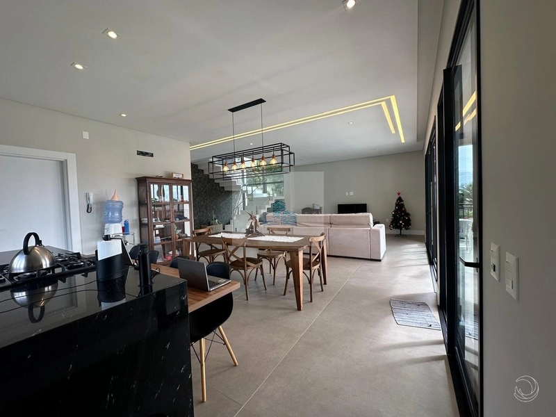 Casa Resdencial de 332m² com4 quartos em Cacupé: 12ª foto da galeria de imagens do imóvel