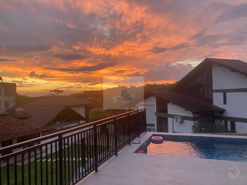 Casa Resdencial de 332m² com4 quartos em Cacupé: 2ª foto da galeria de imagens do imóvel