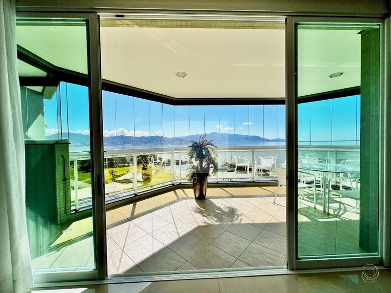Apartamento com 3 suítes em Coqueiros: 18ª foto da galeria de imagens do imóvel