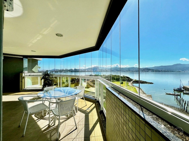 Apartamento com 3 suítes em Coqueiros: 3ª foto da galeria de imagens do imóvel