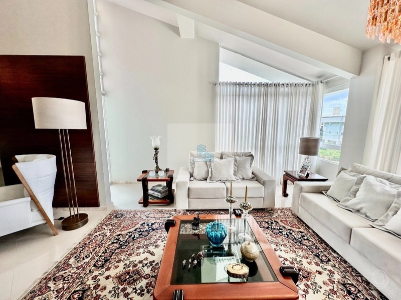 Casa Residencial com 4 quartos sendo 3 suítes e 540 m² na Praia Brava: 1ª foto da galeria de imagens do imóvel