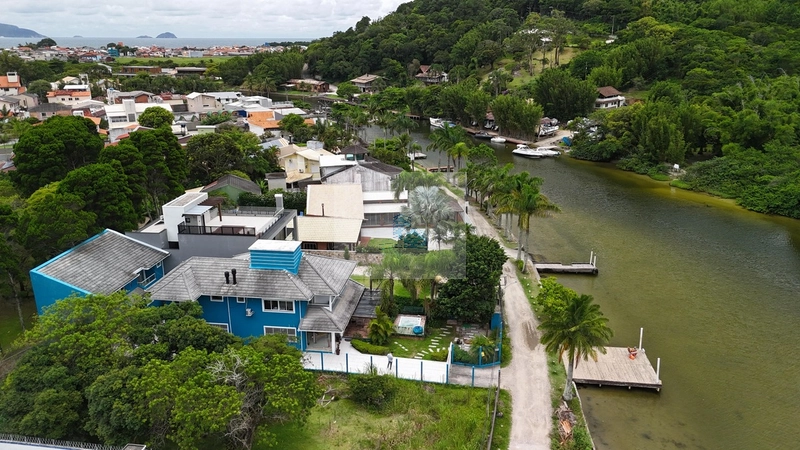 Casa a venda frente ao Canal da Barra da Lagoa Florianópolis: 1ª foto da galeria de imagens do imóvel