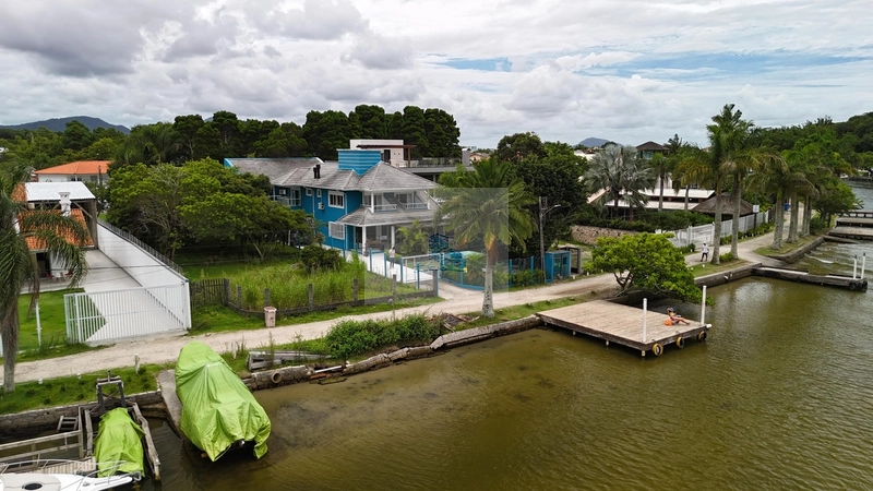 Casa a venda frente ao Canal da Barra da Lagoa Florianópolis: 3ª foto da galeria de imagens do imóvel