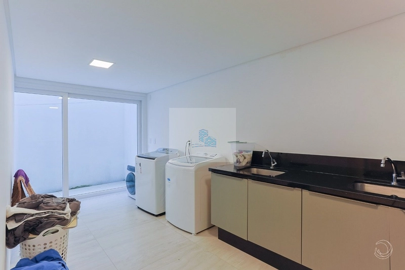 Casa Alto Padrão com 5 quartos 4 suites em Jurerê Internacional: 28ª foto da galeria de imagens do imóvel