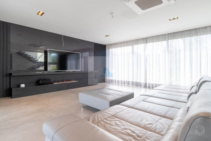 Casa Residencial de 5 dorms no bairro Jurerê Internacional: 3ª foto da galeria de imagens do imóvel
