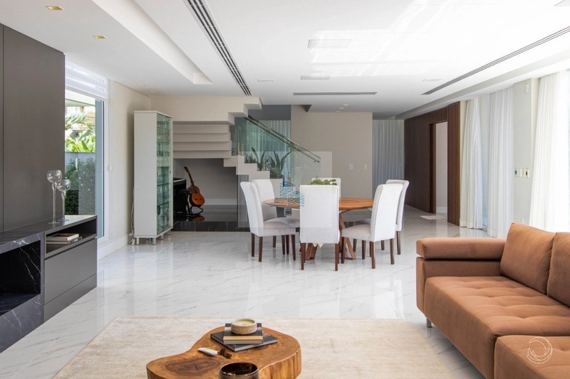 Casa Residencial de 5 dorms no bairro Cacupé: 6ª foto da galeria de imagens do imóvel