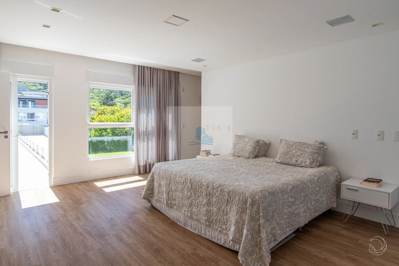 Casa Residencial de 5 dorms no bairro Cacupé: 16ª foto da galeria de imagens do imóvel