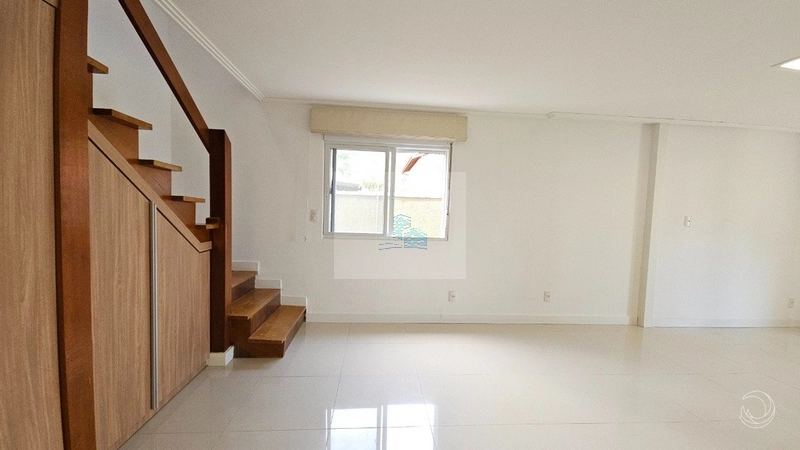 Casa com 4 quartos sendo 1 suíte em Sambaqui: 4ª foto da galeria de imagens do imóvel