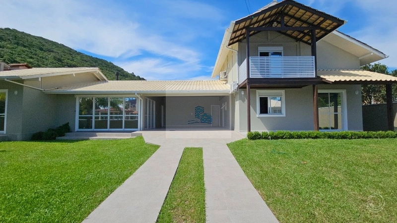 Casa com 4 quartos sendo 1 suíte em Sambaqui: 1ª foto da galeria de imagens do imóvel