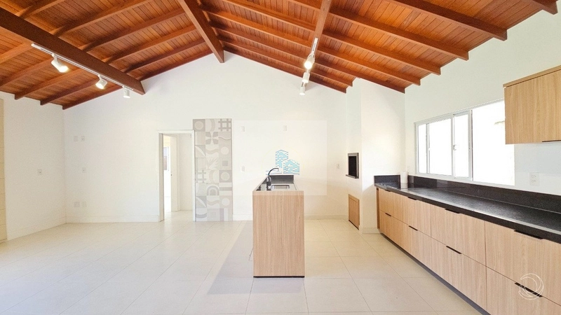 Casa com 4 quartos sendo 1 suíte em Sambaqui: 7ª foto da galeria de imagens do imóvel