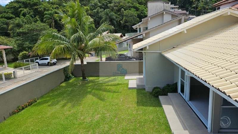 Casa com 4 quartos sendo 1 suíte em Sambaqui: 24ª foto da galeria de imagens do imóvel