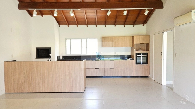 Casa com 4 quartos sendo 1 suíte em Sambaqui: 8ª foto da galeria de imagens do imóvel