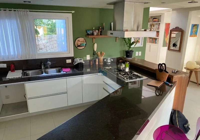 Casa com 3 quartos e 410,00m² em Sambaqui: 9ª foto da galeria de imagens do imóvel
