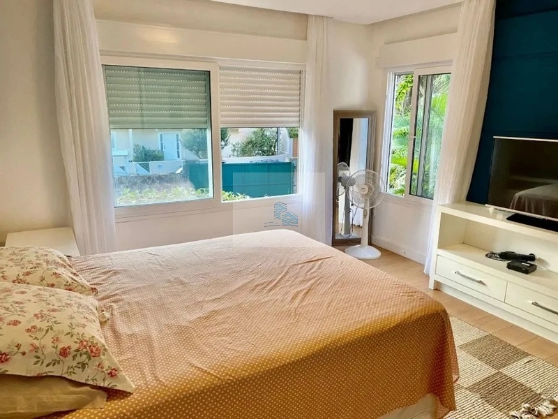 Casa com 3 quartos e 410,00m² em Sambaqui: 13ª foto da galeria de imagens do imóvel