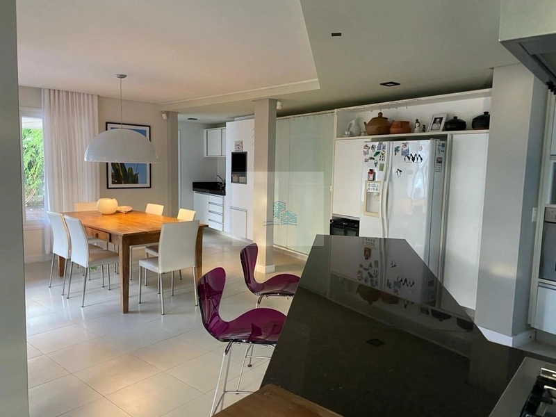 Casa com 3 quartos e 410,00m² em Sambaqui: 10ª foto da galeria de imagens do imóvel