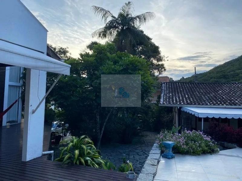 Casa com 3 quartos e 410,00m² em Sambaqui: 37ª foto da galeria de imagens do imóvel