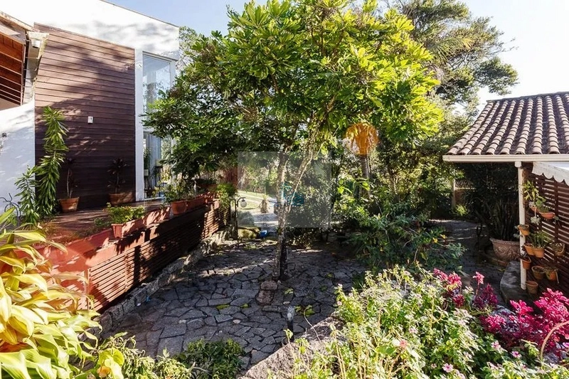 Casa com 3 quartos e 410,00m² em Sambaqui: 40ª foto da galeria de imagens do imóvel