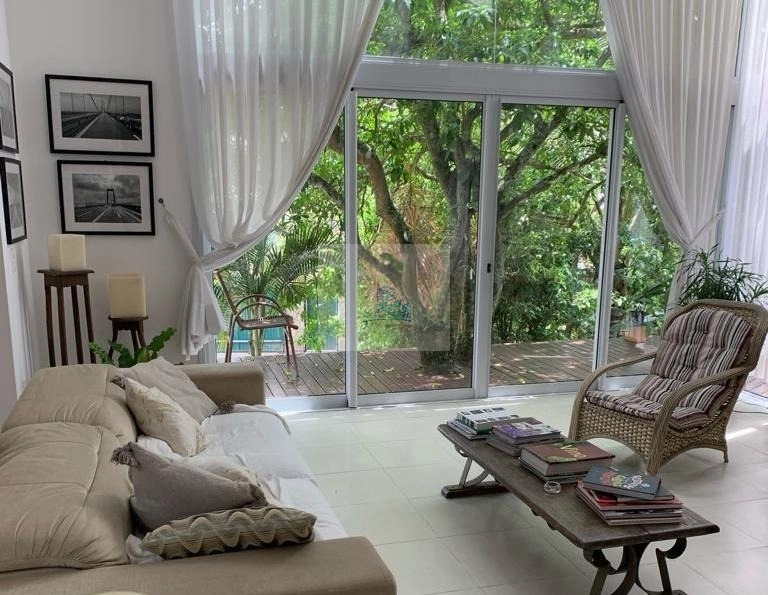 Casa com 3 quartos e 410,00m² em Sambaqui: 4ª foto da galeria de imagens do imóvel